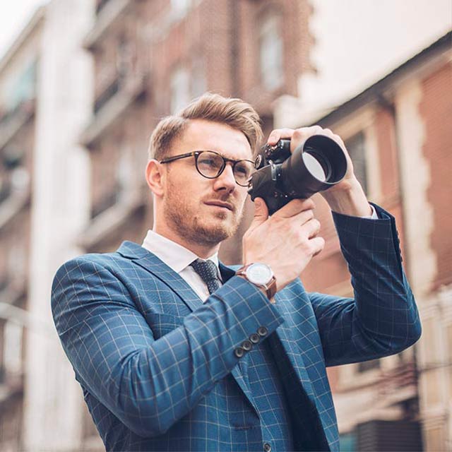 Hombre tomando una fotografía con una cámara profesional